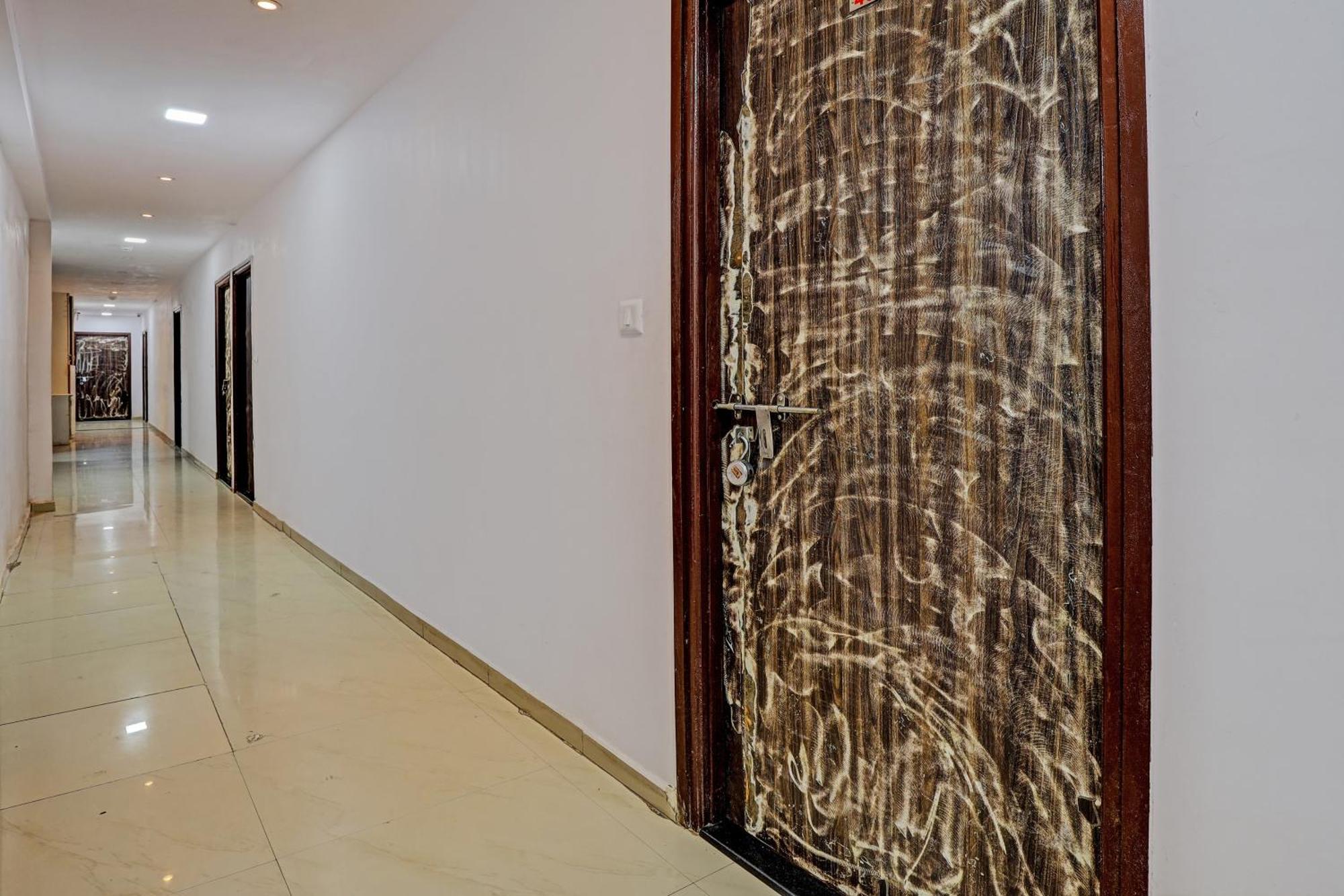 Hotel O Royal Inn Ahmedabad Exterior foto